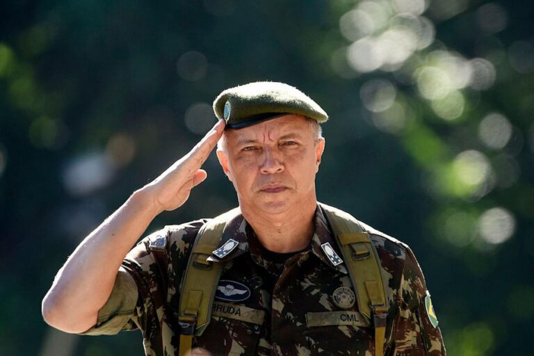 Jair Bolsonaro nomeia comandante do Exército indicado por Lula
