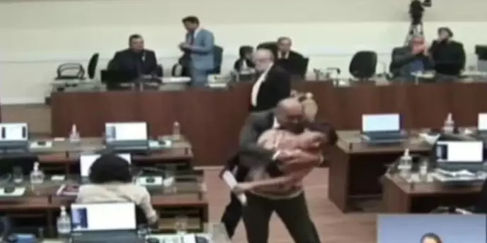 Vereadora é abraçada e beijada à força durante sessão na Câmara