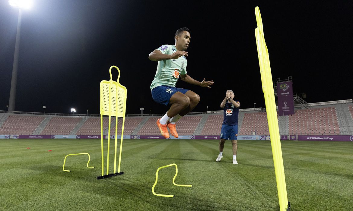 Tite diz que Alex Sandro deve ficar fora das quartas contra a Croácia