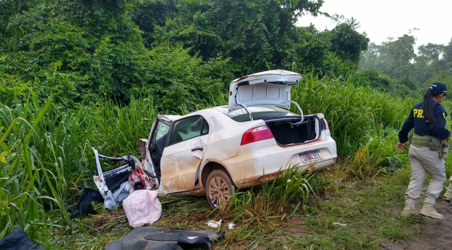 Motorista atinge carreta parada na BR-155 e morre esmagado em Marabá