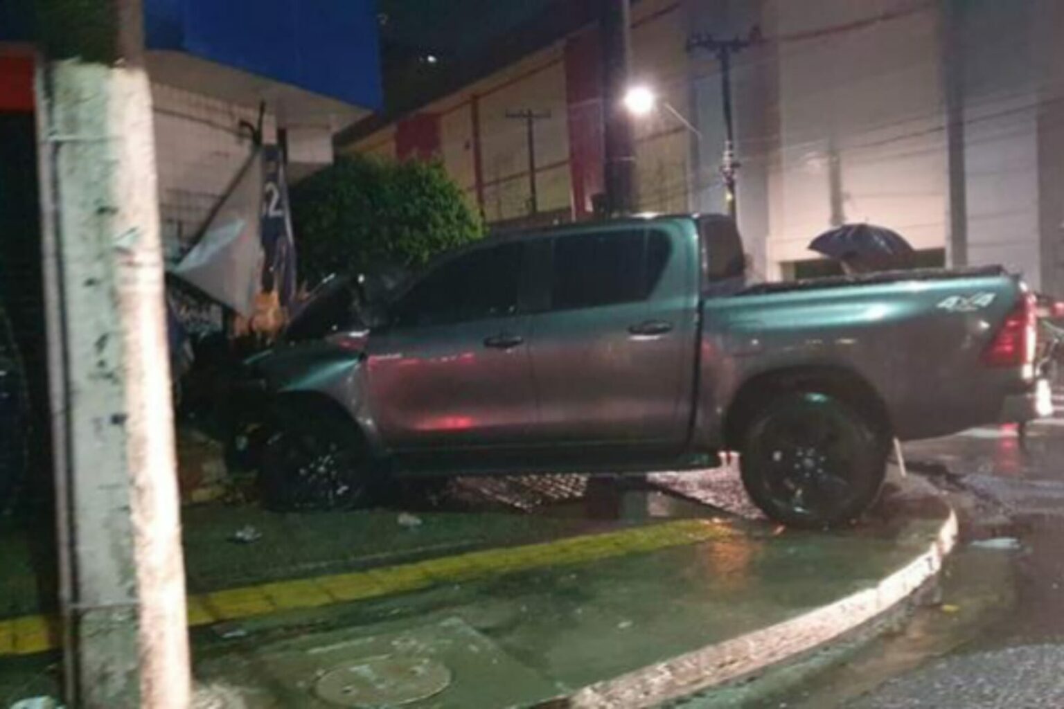 Veículo sai da pista e colide com lateral de farmácia no Pará