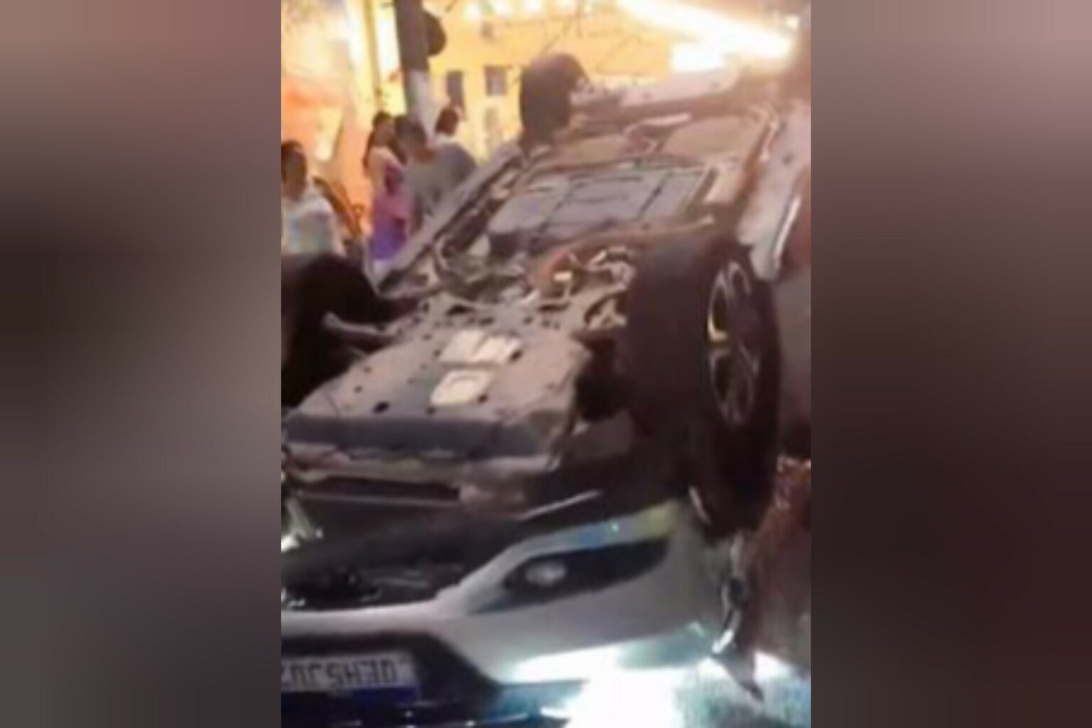 Carro capota em avenida no Pará