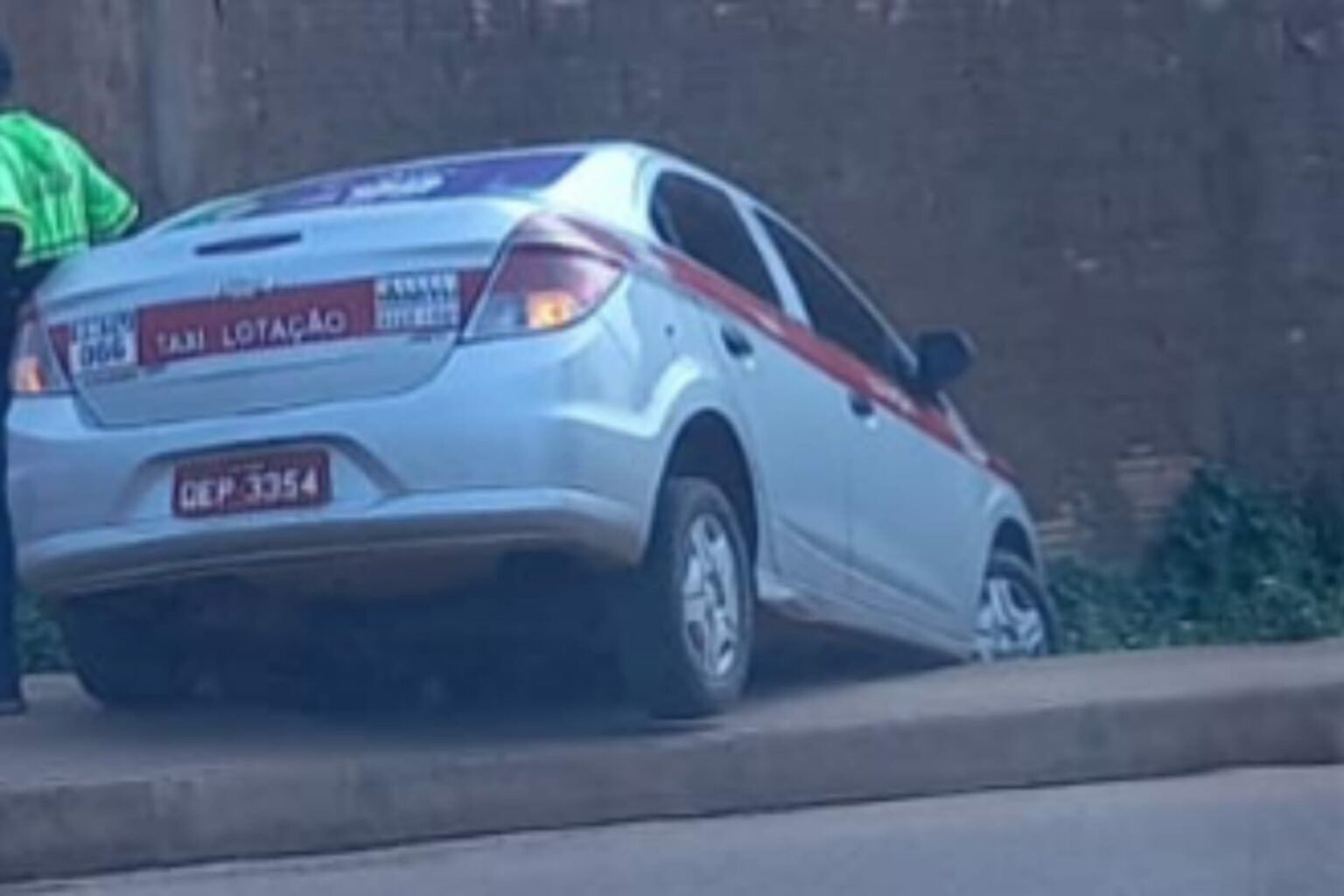 Taxista perde o controle de veículo e invade calçada em Marabá