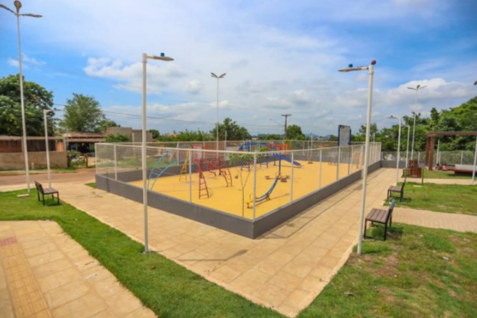 Canaã dos Carajás inaugura praça do Vale da Bênção e população recebe ceia de natal
