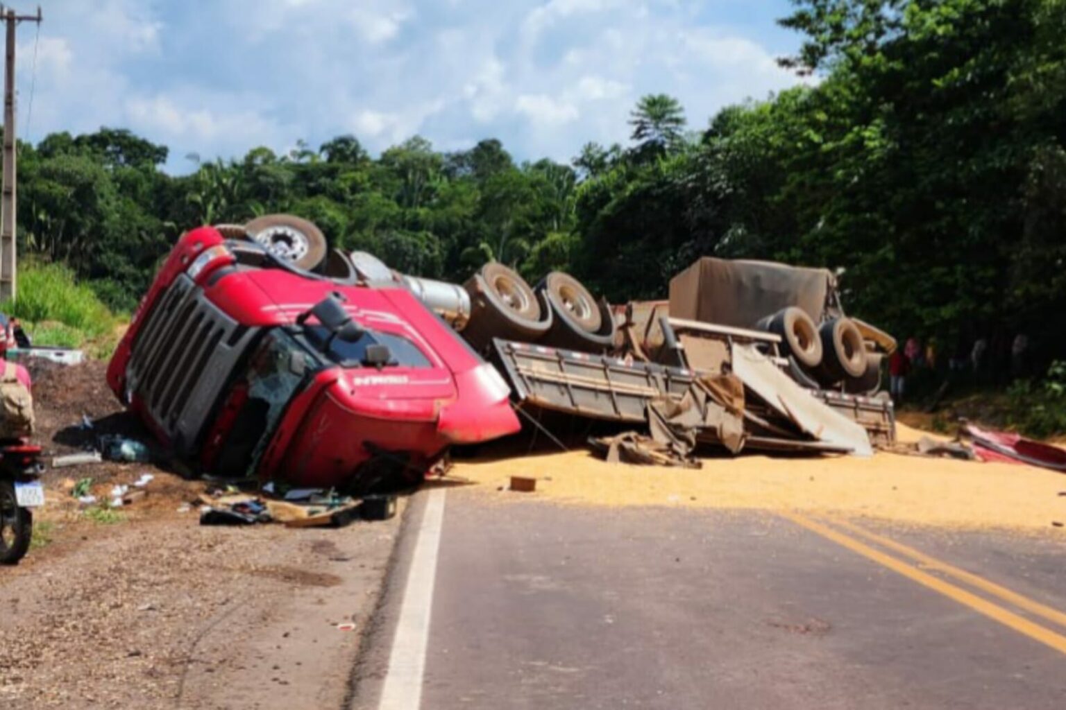 Colisão entre duas carretas fecha o trânsito na BR-230
