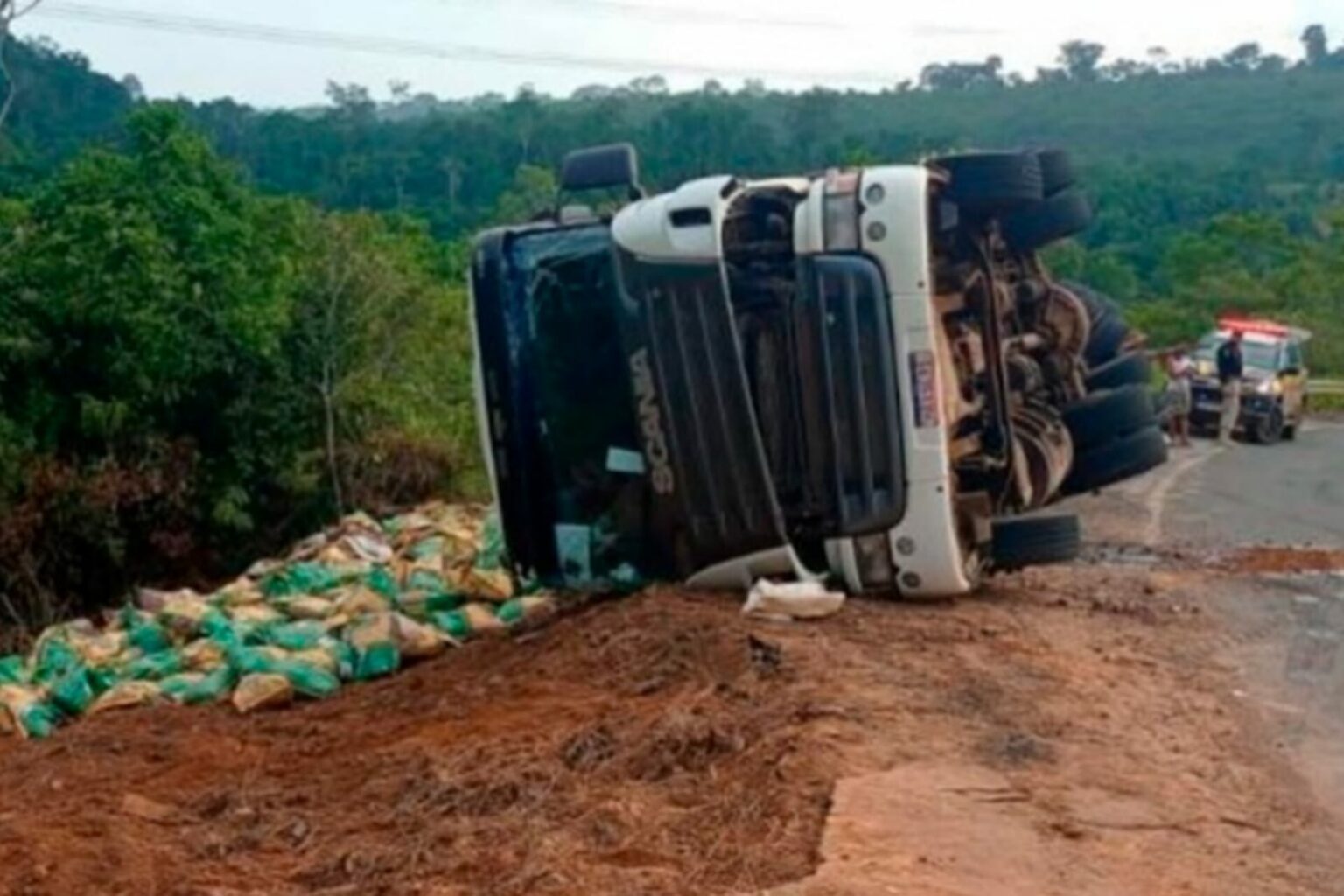 Motorista perde o controle da direção e carreta tomba em Vitória do Xingu