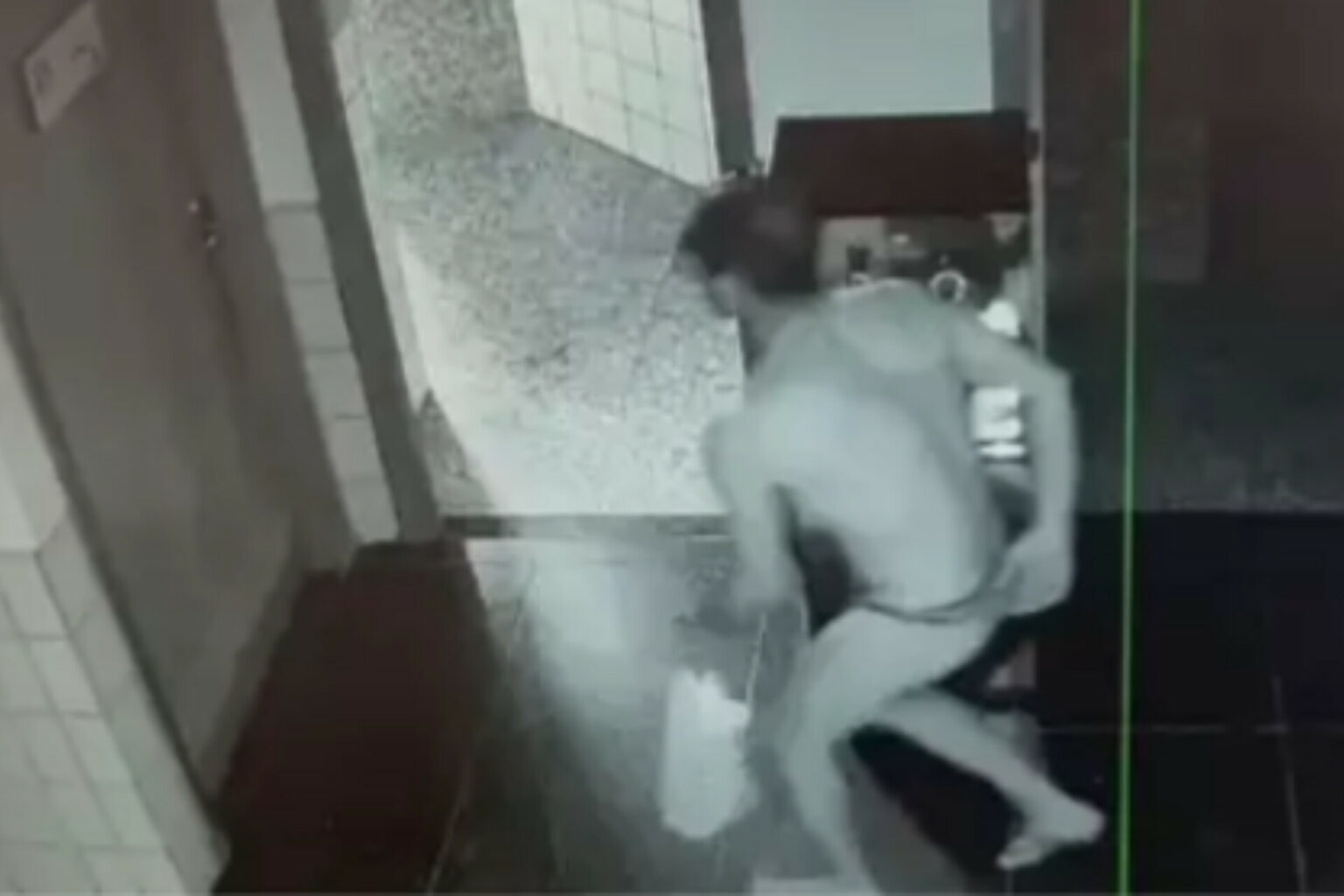 VÍDEO: Homem rouba escola vestindo somente uma calcinha