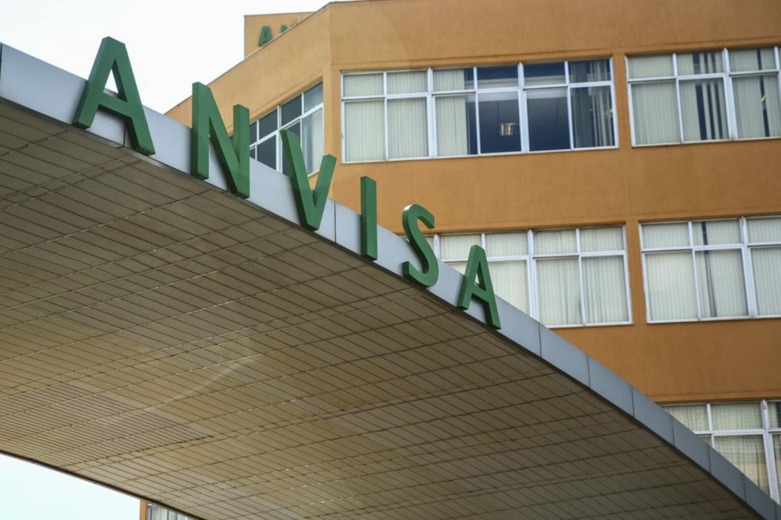Anvisa alerta sobre uso de produtos para trançar cabelos