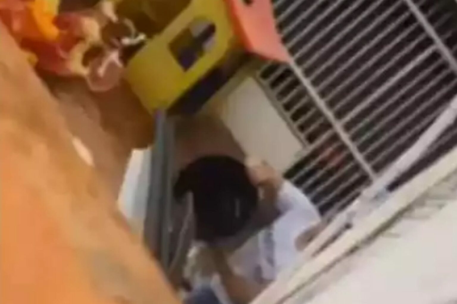 Professora é afastada após ser flagrada jogando balde de água em criança autista