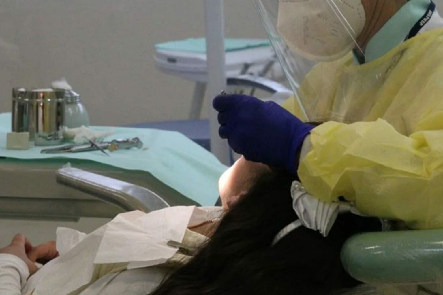 Dentista é preso suspeito de abusar de pacientes e estagiária em consultório