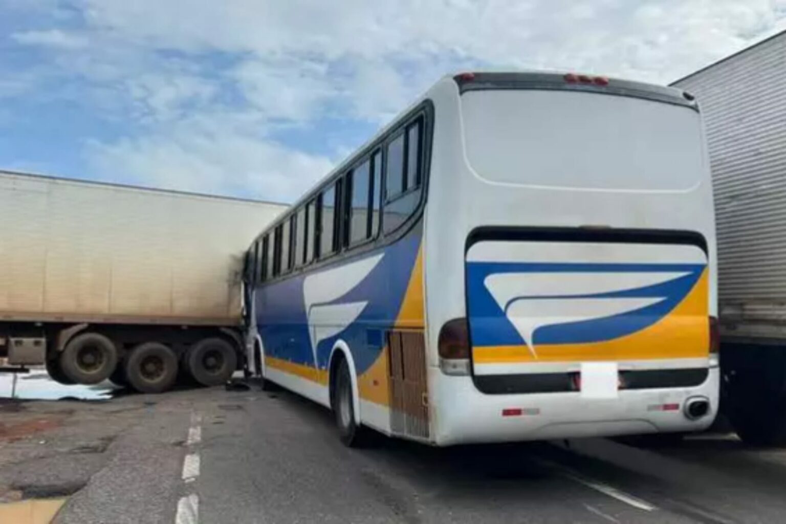 Ônibus colide com carreta na BR-316 e deixa trânsito interditado