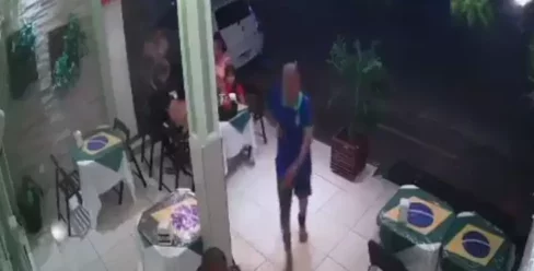 VÍDEO: Dupla assalta pizzaria e leva pertences de clientes no Pará