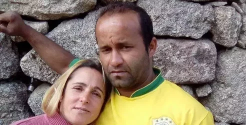 Homem mata a ex e bebe cerveja ao lado do corpo até ser preso