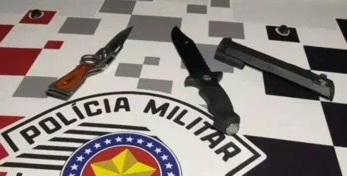 Homem invade escola e esfaqueia professores