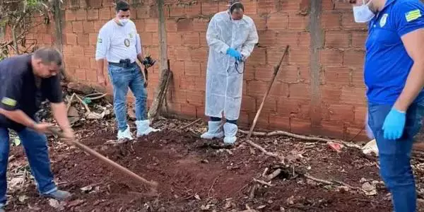 Cadáver amordaçado e esquartejado é encontrado em quintal de idosa