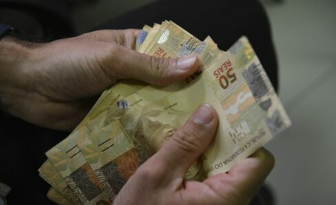 Caixa suspende crédito consignado para beneficiários do Bolsa Família