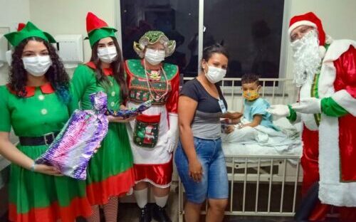 Papai e Mamãe Noel levam presentes a crianças no Hospital Regional de Marabá