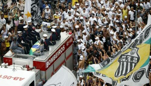 Após fim do velório, corpo de Pelé sai em cortejo por ruas de Santos