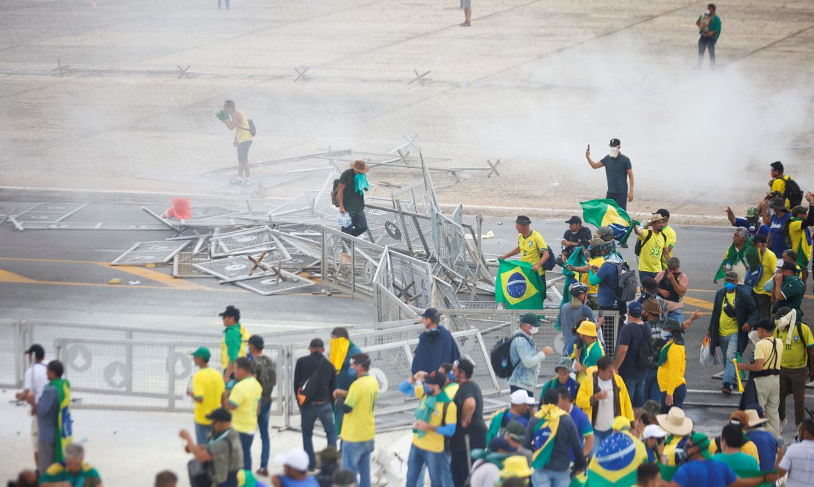 Bolsonaristas invadem Congresso, Planalto e STF