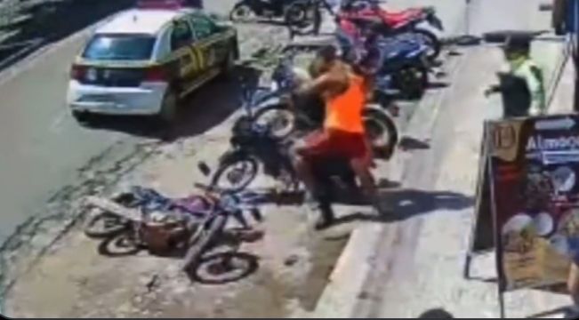 Vídeo: homem agride agente de trânsito ao ser multado em Redenção