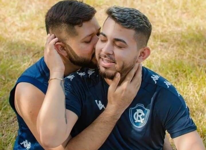 Casal faz ensaio com camisa do Remo e sofre homofobia nas redes sociais