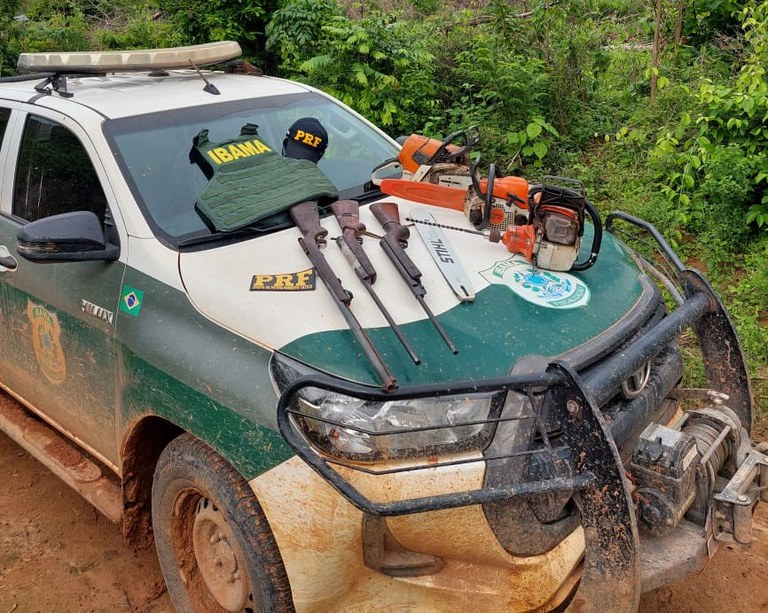 PRF e Ibama apreendem armas e motosserras em Pacajá