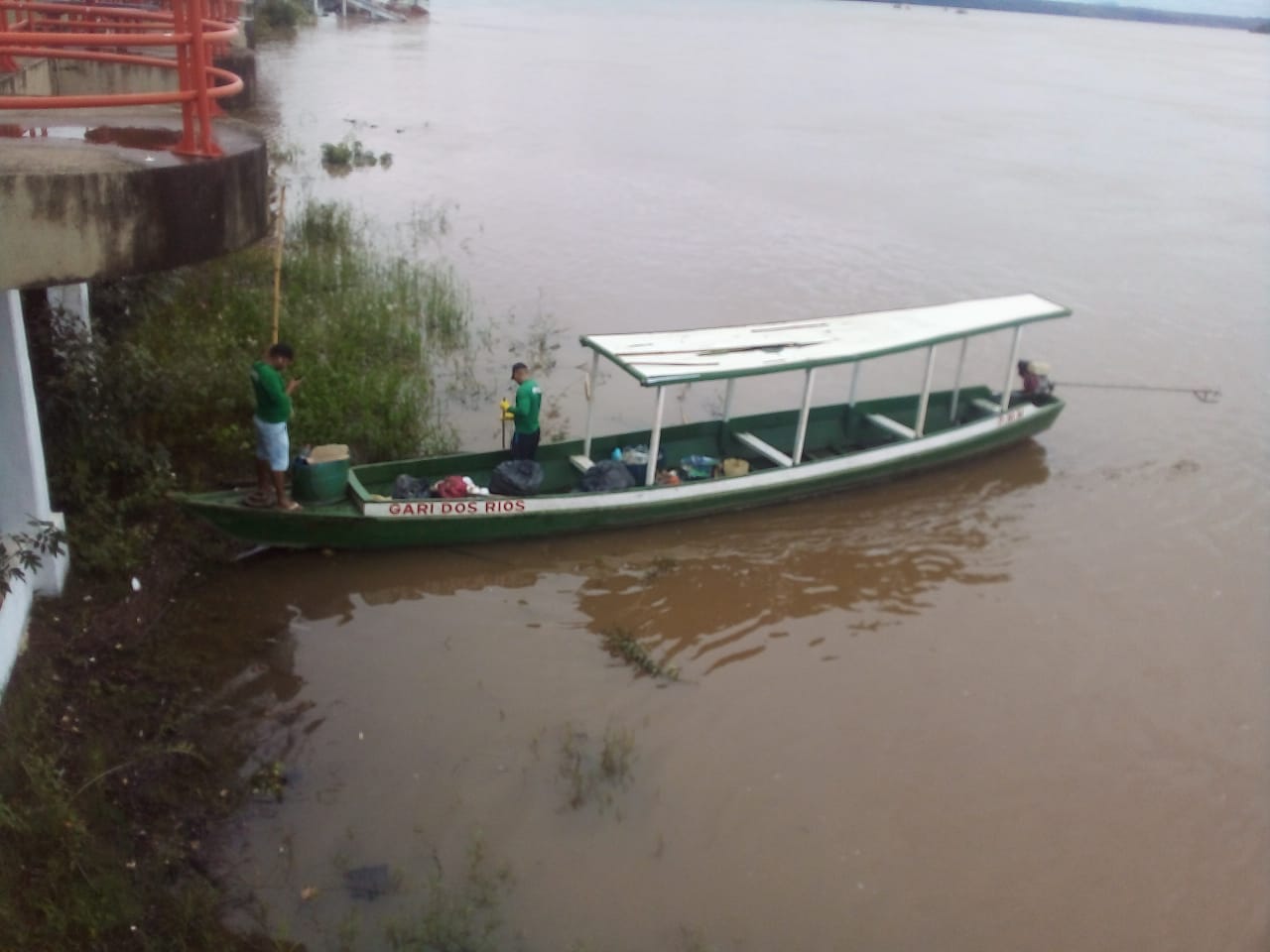 Morador reclama de lixo acumulado no Rio Tocantins e destaca trabalho de garis
