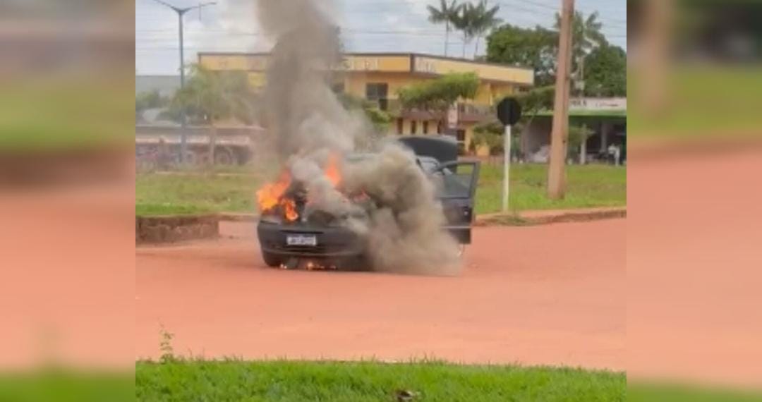 Vídeo: carro pega fogo em via pública e assusta moradores no Pará
