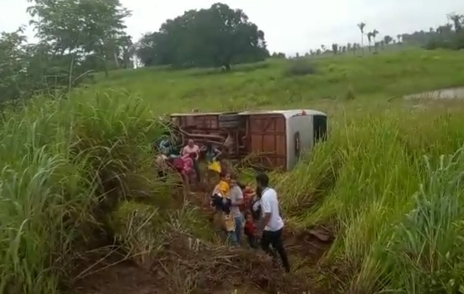 Vídeo: Micro-ônibus capota cheio de passageiros na BR-155 no sul do Pará