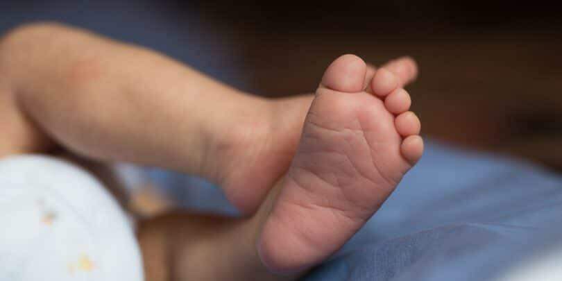 Bebê é hospitalizado após comer cigarro de maconha