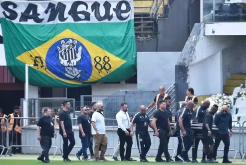 Caixão de Pelé chega ao gramado da Vila Belmiro para início do velório