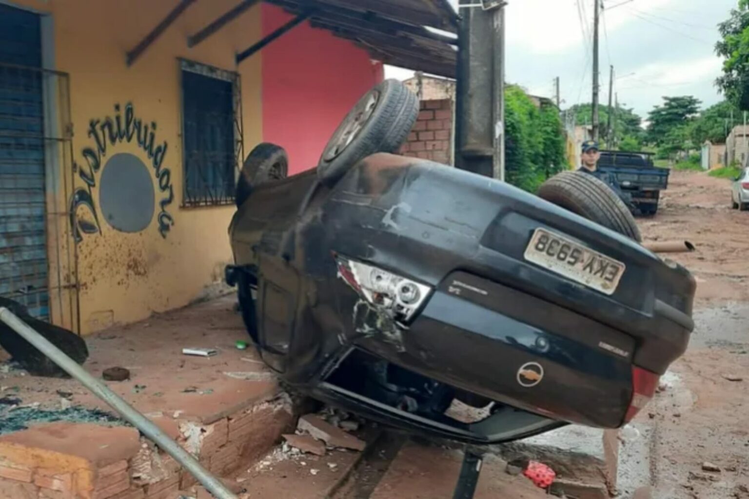 Motorista perde controle, capota veículo e atropela pedestre no Pará