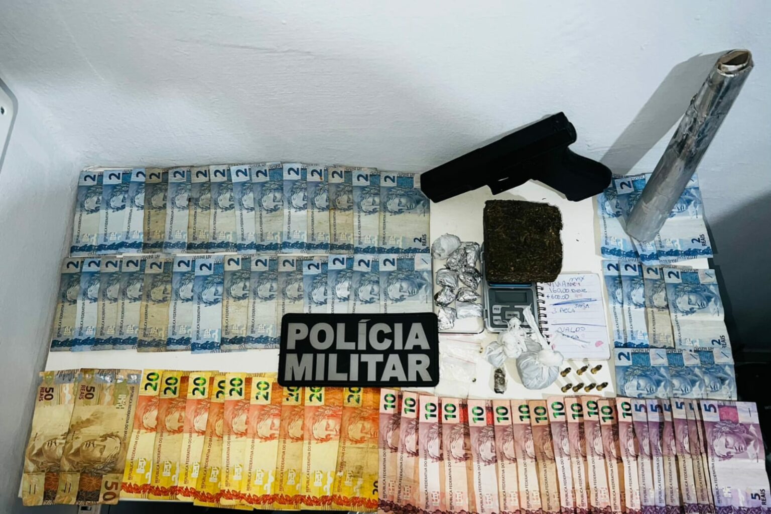 PM prende traficantes e apreende simulacro de arma de fogo, munições e drogas em Redenção