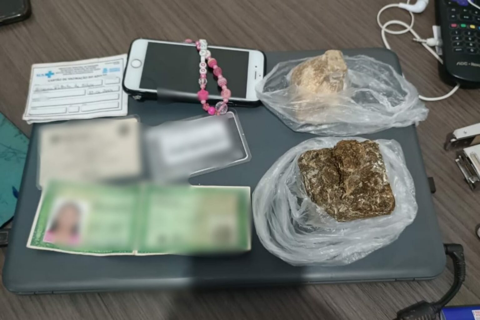 PM captura foragido e prende suspeita de tráfico de drogas em Itaituba