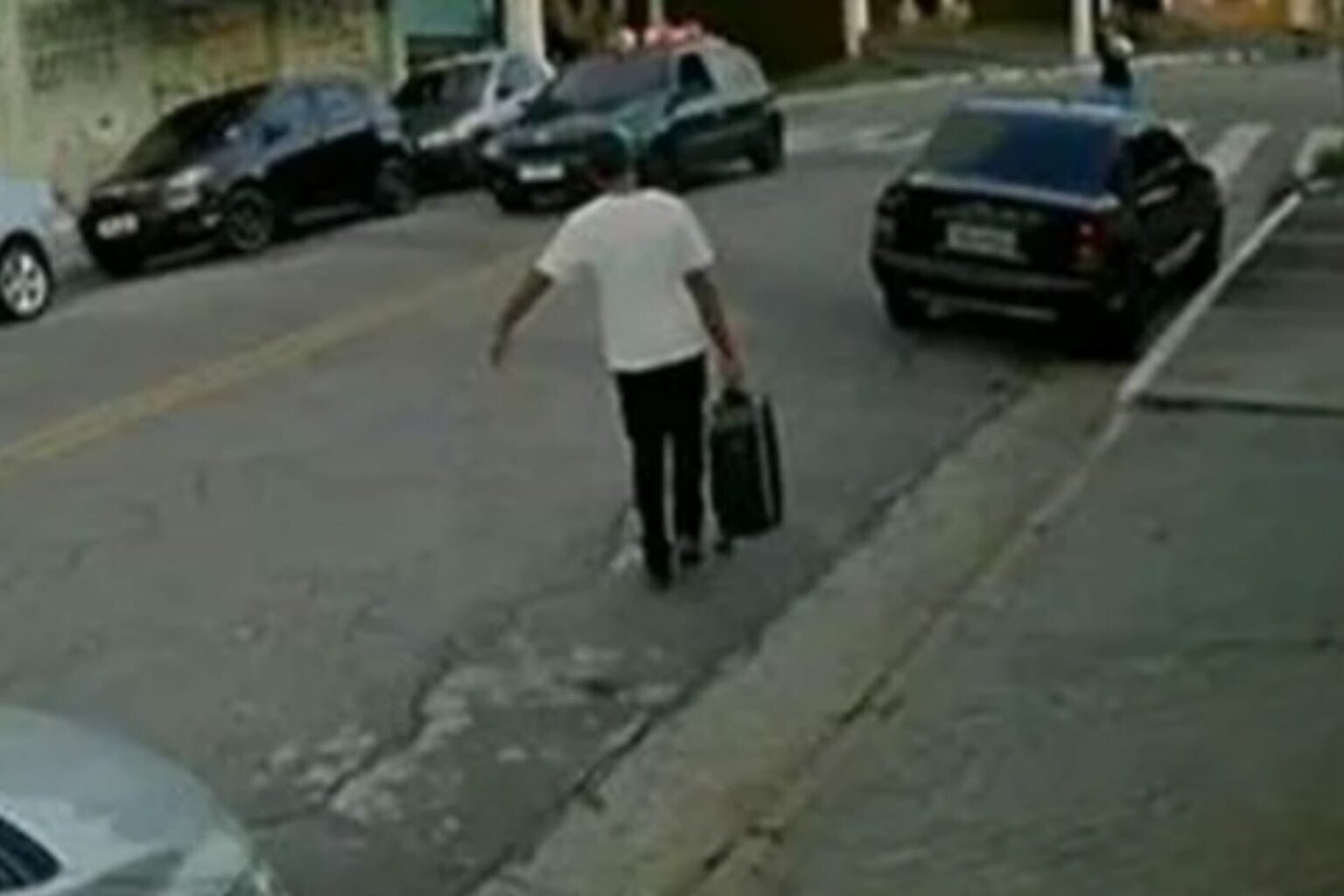 Homem esquarteja esposa, coloca corpo em mala e acaba preso