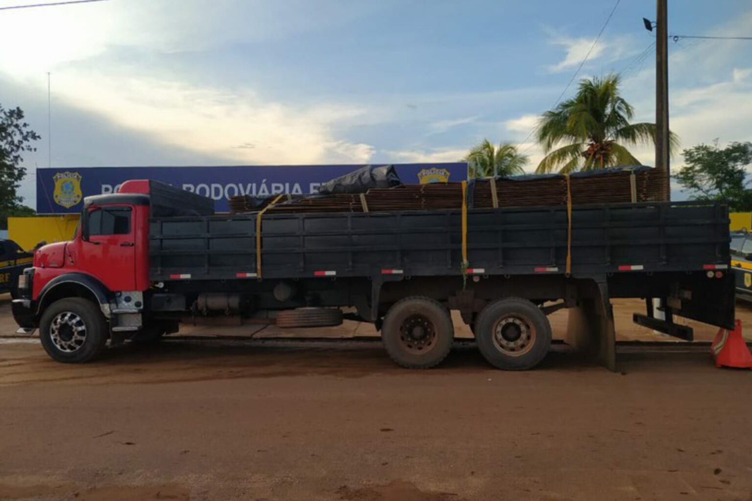 PRF apreende madeira transportada ilegalmente no Pará