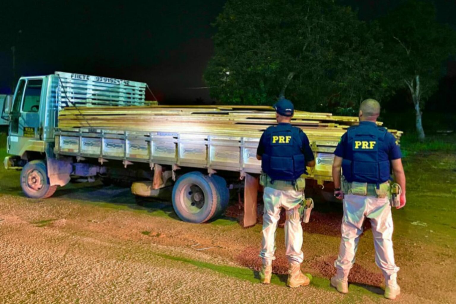 PRF recupera caminhão roubado e apreende madeira ilegal no Pará