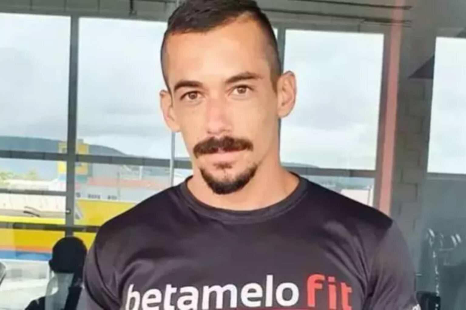 Instrutor de academia erra movimento e morre durante exercício