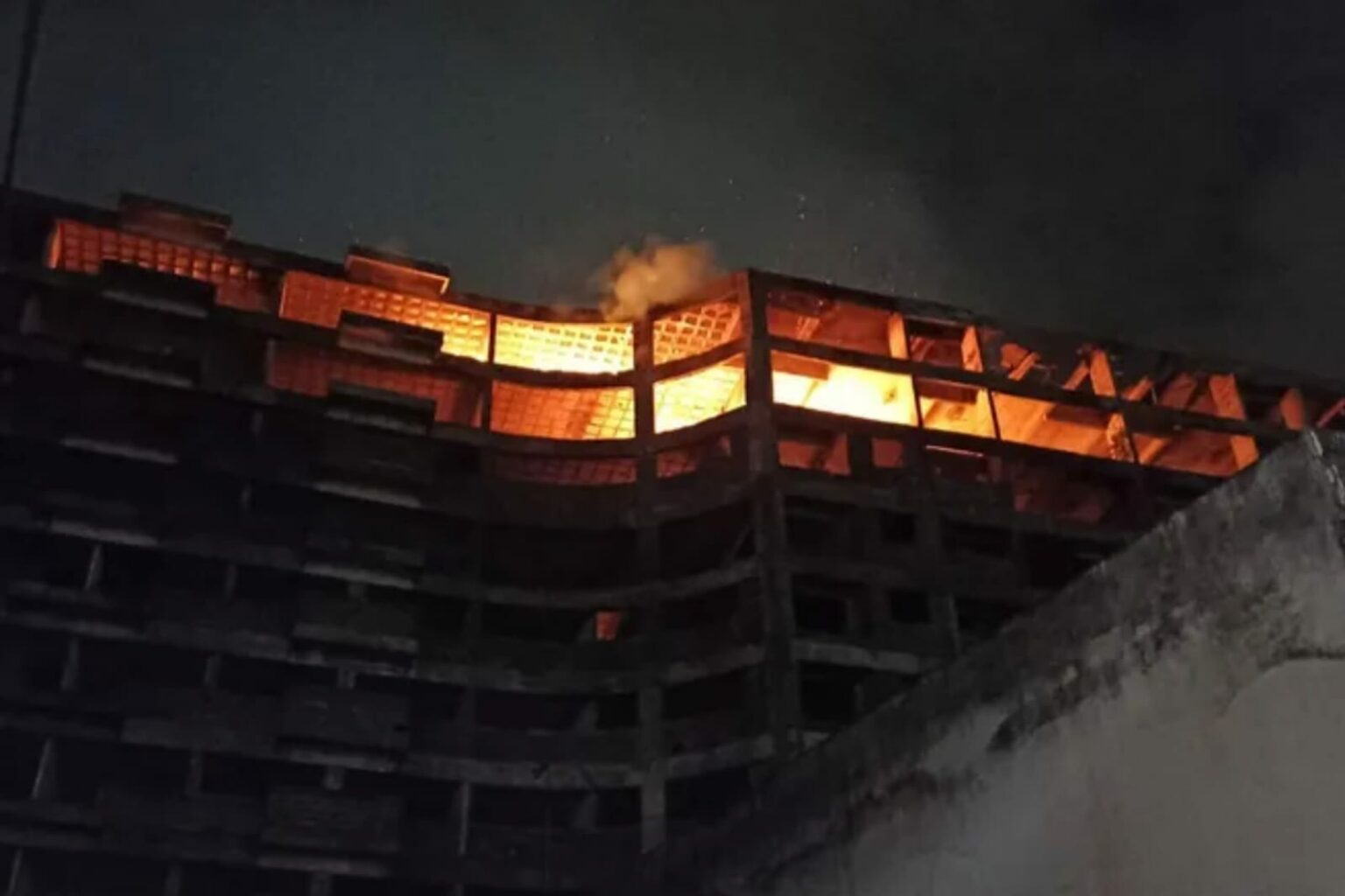 Prédio abandonado pega fogo no Pará