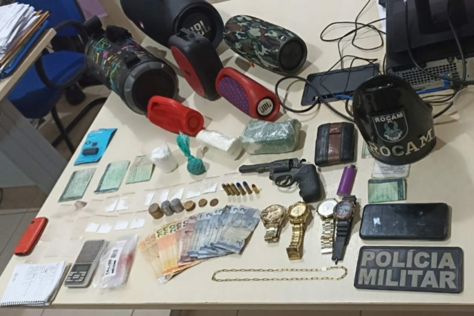 PM apreende drogas e arma de fogo em Conceição do Araguaia