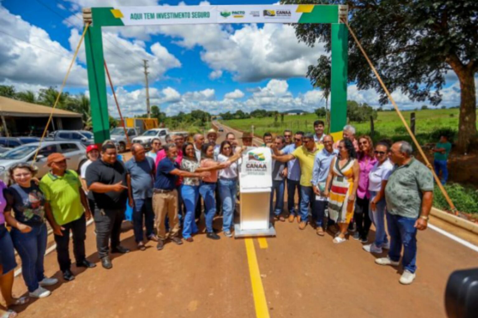 Moradores da Vila Feitosa se emocionam ao receber pavimentação da VP-20