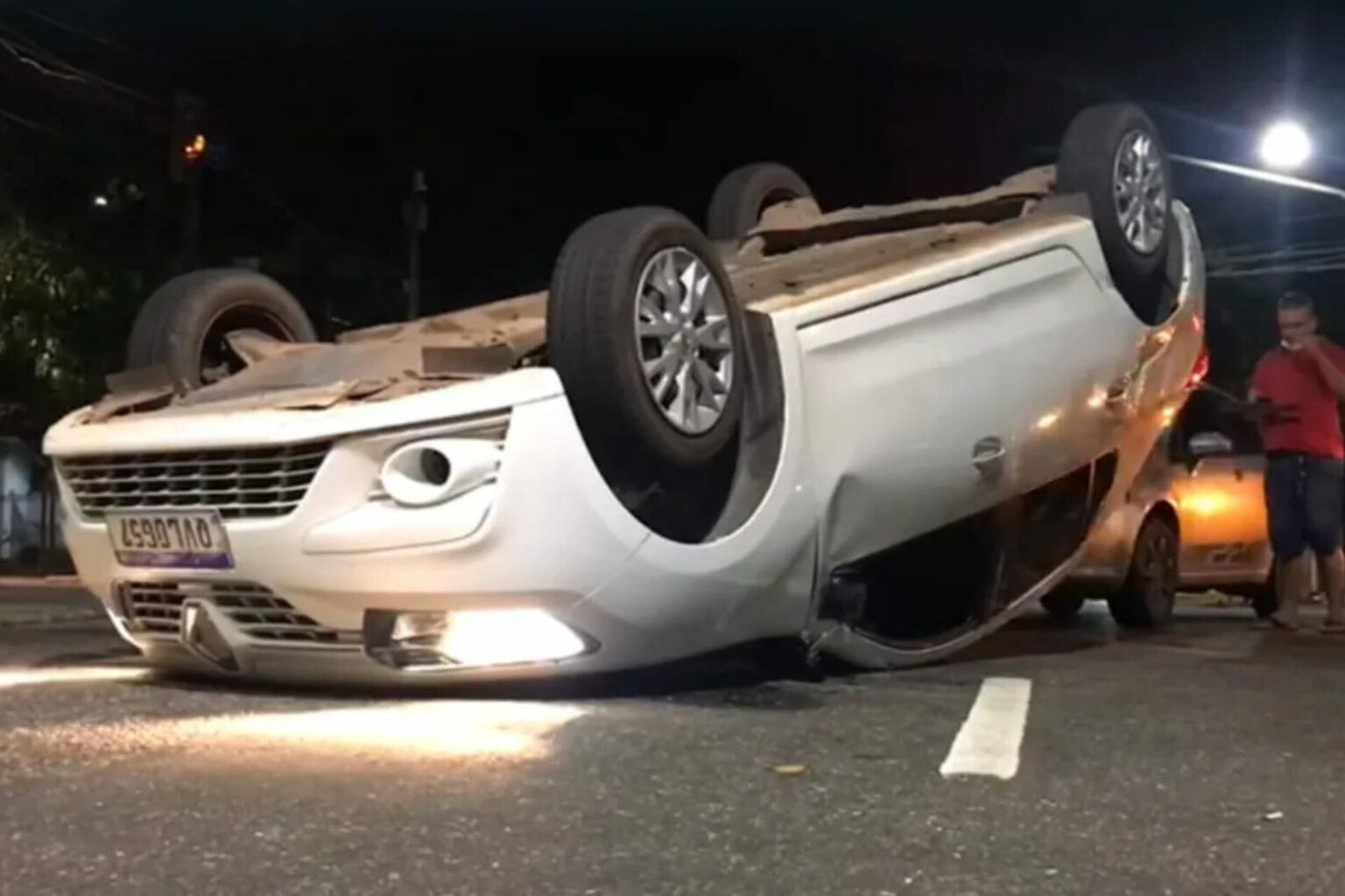 Carro capota após colidir com outro veículo no Pará