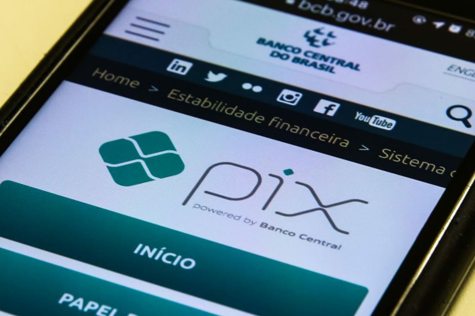 Aneel obriga distribuidoras a oferecer Pix para pagar contas de luz