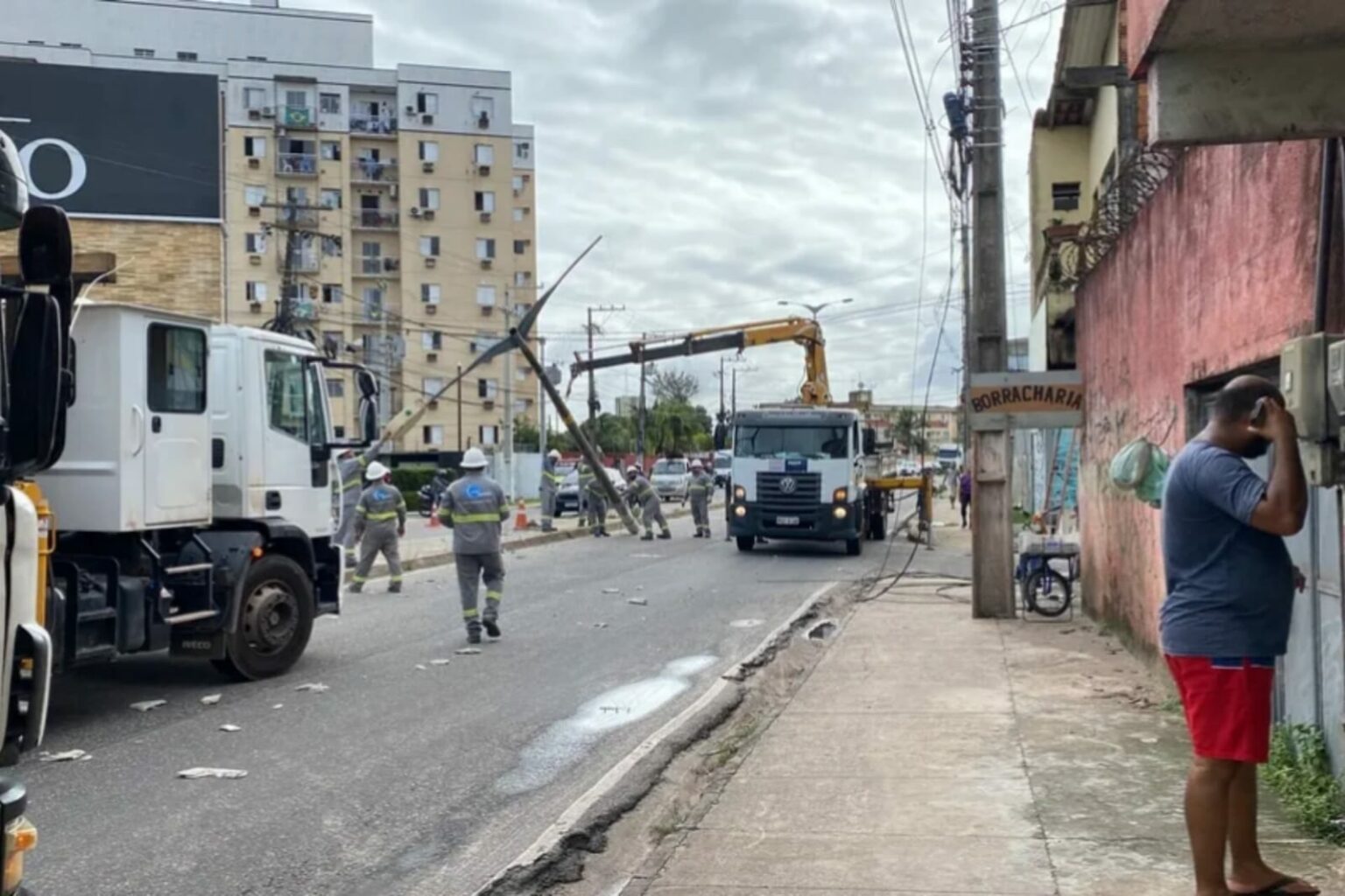 Carro colide com poste no Pará