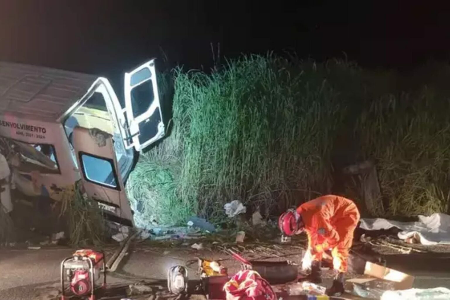 Acidente entre caminhão e van mata 12 pessoas no Tocantins