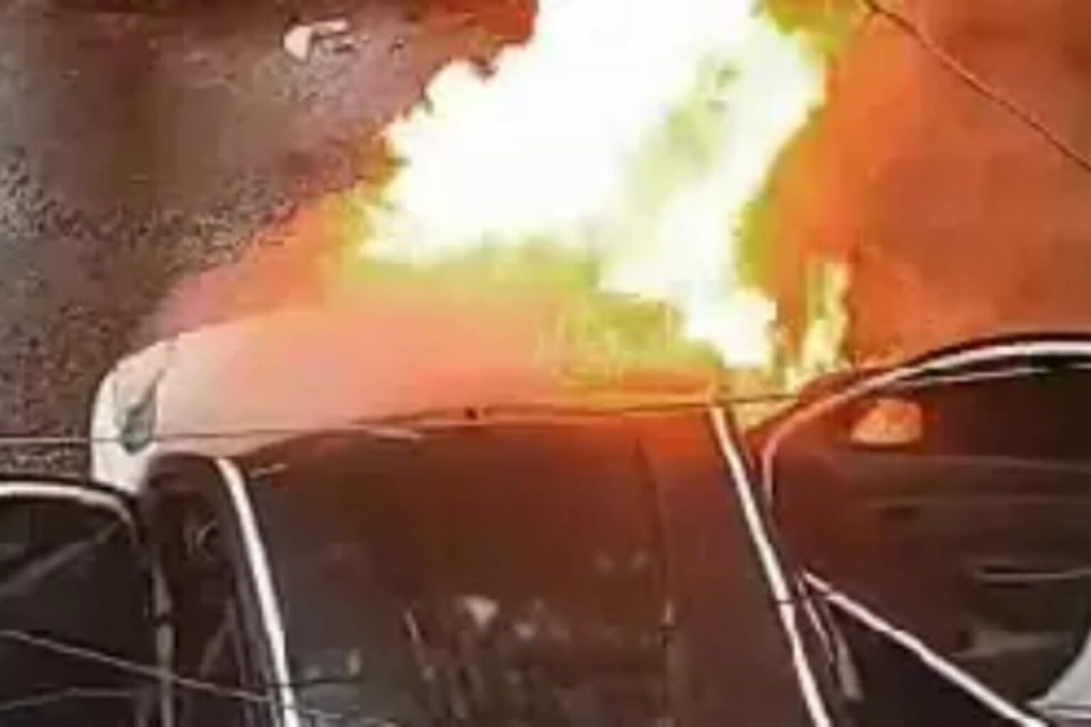 Carro pega fogo e fica destruído no Pará
