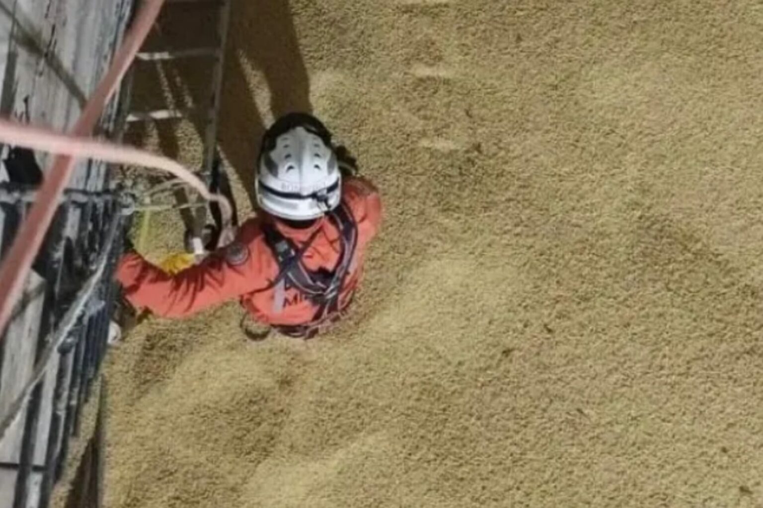 Dois trabalhadores morrem soterrados em silo de 50 toneladas de soja