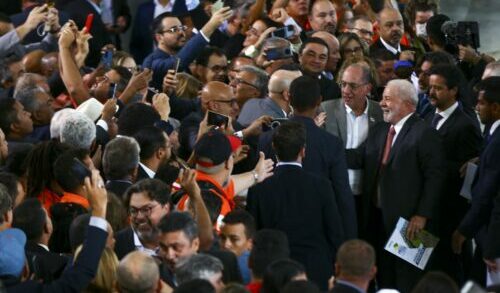 Mínimo tem que subir de acordo com o crescimento da economia, diz Lula