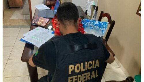 Mulher suspeita de participar de atos antidemocráticos se entrega à PF