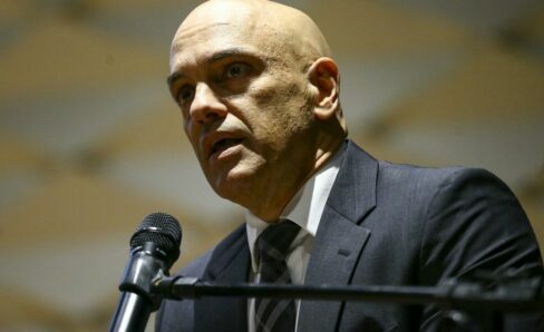 Moraes abre inquérito contra governador e ex-secretário do DF